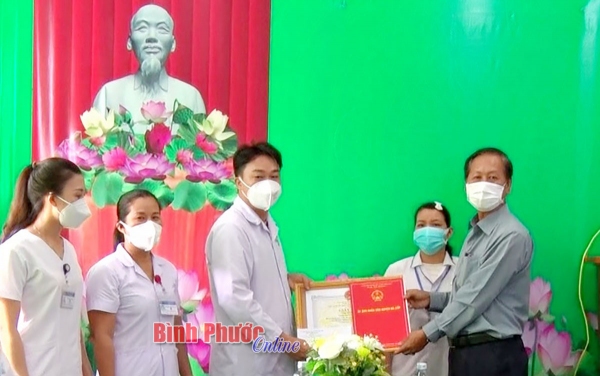 Bù Đốp khen thưởng đột xuất ê kíp phẫu thuật lấy thai nhi cho sản phụ nhiễm Covid-19