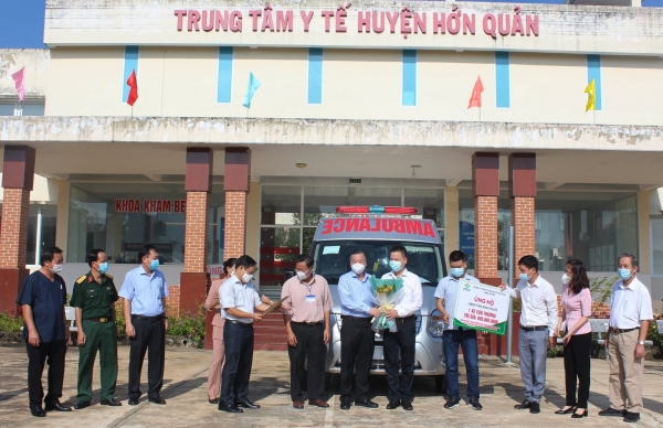 Hớn Quản tiếp nhận xe cứu thương của doanh nghiệp ủng hộ công tác phòng chống dịch