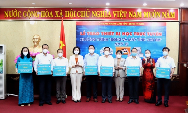 Trao 10 ngàn điện thoại thông minh hỗ trợ học sinh học trực tuyến