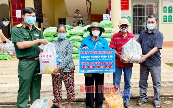 150 phần quà “Chia sẻ yêu thương, vượt qua đại dịch” đến Bù Đốp