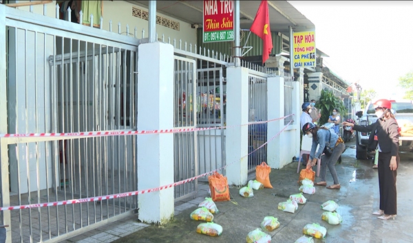 Tặng nhu yếu phẩm cho công nhân, người lao động