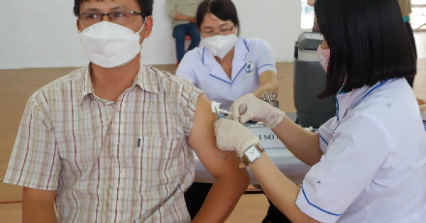 Phấn đấu các đối tượng có nguy cơ cao được tiêm vắc xin phòng Covid-19 đủ số mũi theo hướng dẫn của Bộ Y tế